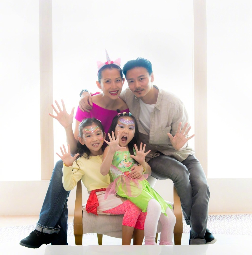 魚蛋1歲生日，蔡少芬哭得鼻子通紅，兒子被親成表情包萌態十足