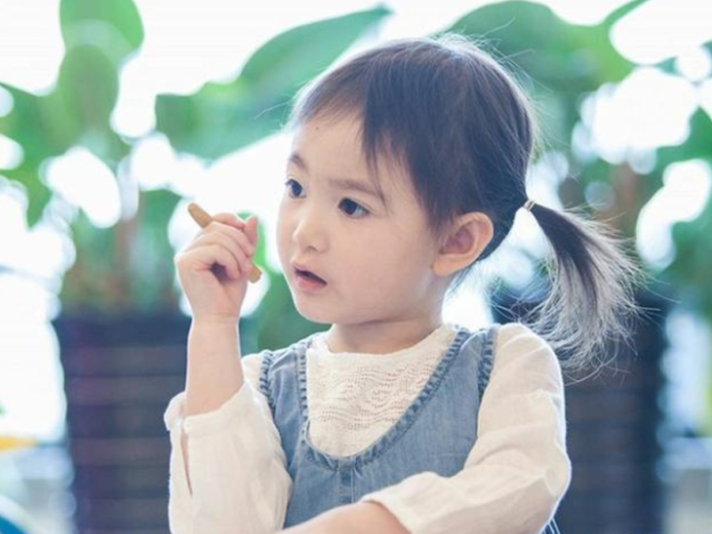 李小鹏女儿是放开了长？长发披肩气质出众，可样貌却有点意料之外