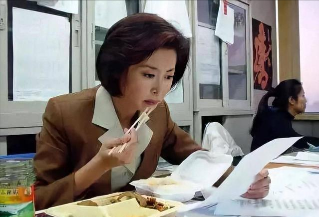 “国民大姐”敬一丹：嫁亿万富商，结婚40年，女