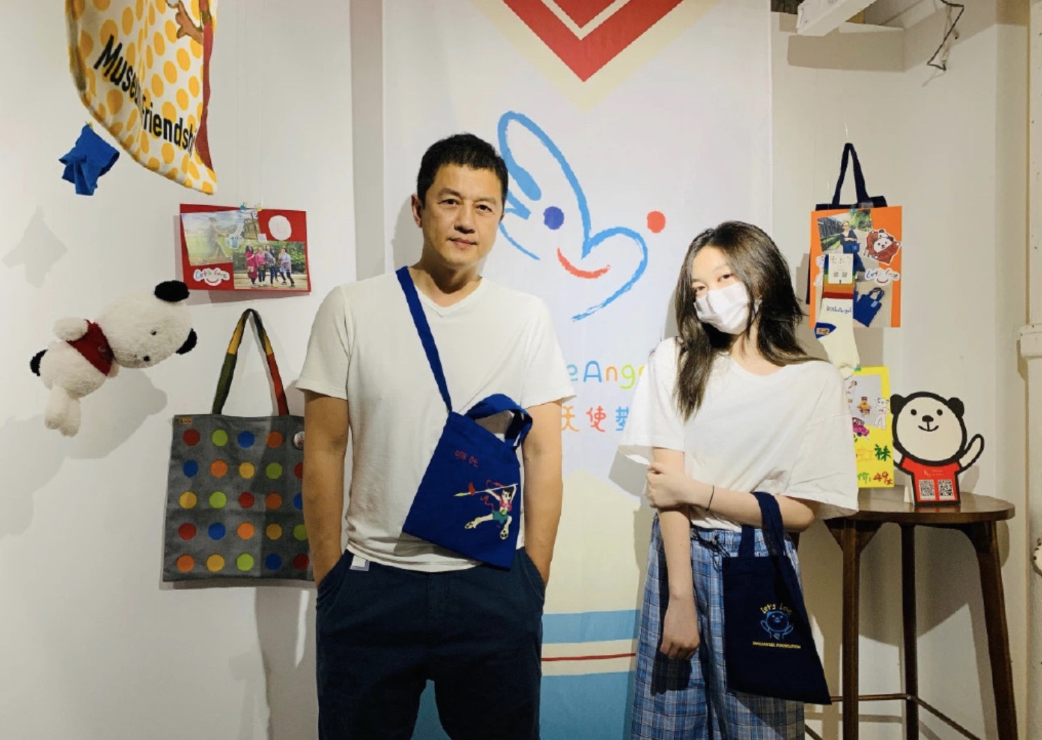 李亞鵬曬舊照，懷抱剛做完唇齶裂手術的嬰兒李嫣，四目相對超暖心