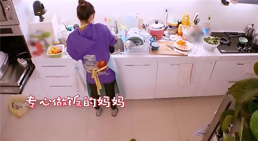 賈靜雯和修傑楷的幸福之家，客廳無隔斷更寬敞，鋪地毯打造休閒區