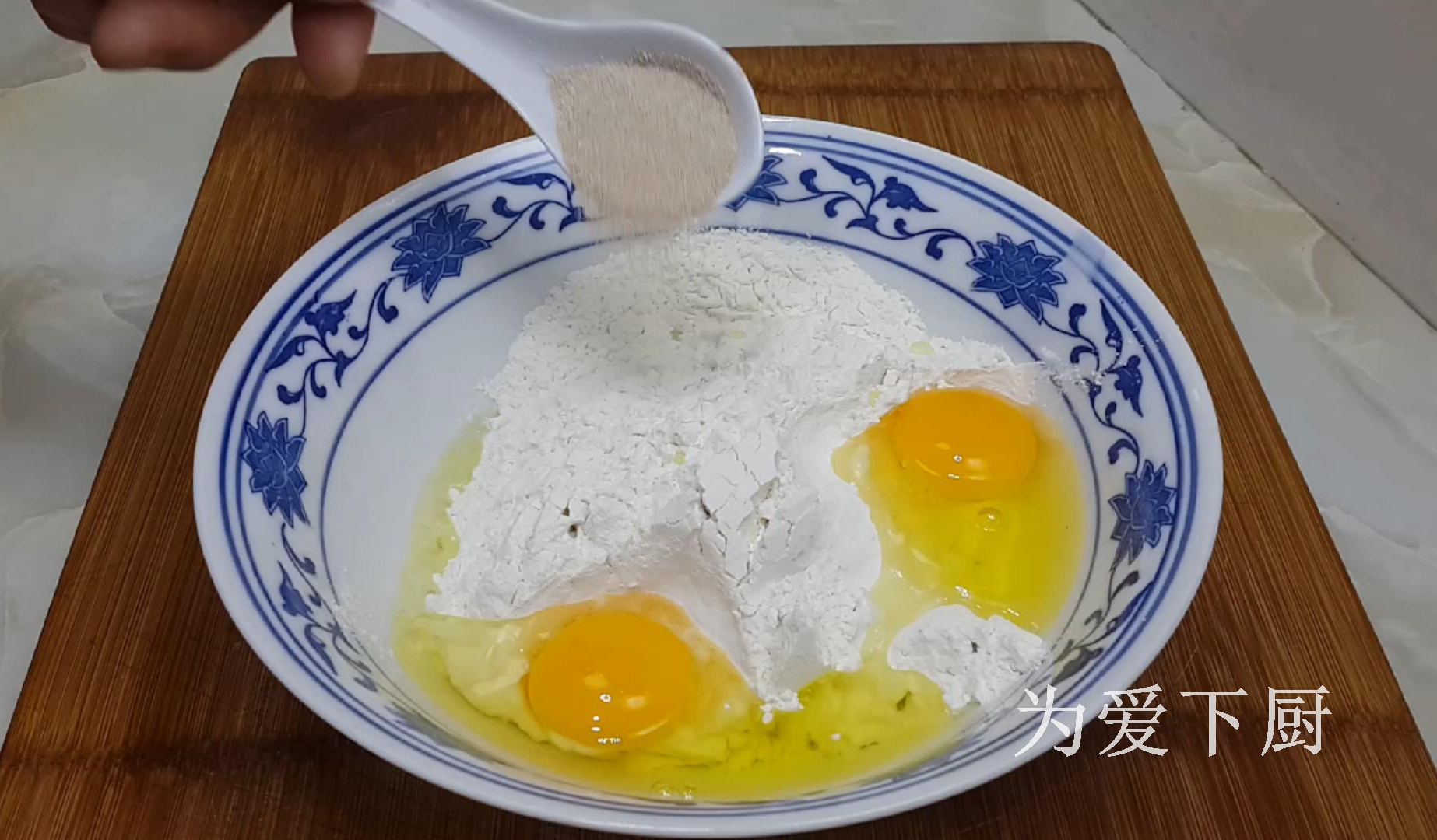 2個雞蛋，半斤麵粉，鍋裡炸一炸，鬆軟又香甜，比麵包油條還好吃