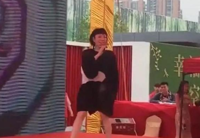 吴莫愁：当年代言费1.3亿，现在小城市卖唱，彻底没了光环