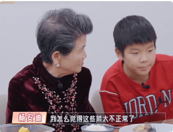 保姆先吃饭惹怒黄圣依：为什么不先喂少爷？杨子旁边劝解