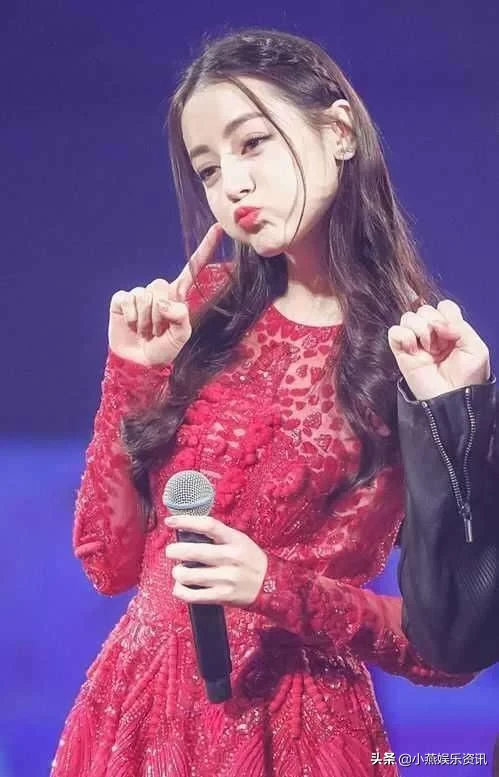 美女明星都钟爱什么美甲？热巴女神，超级喜欢大红色美甲，太美了