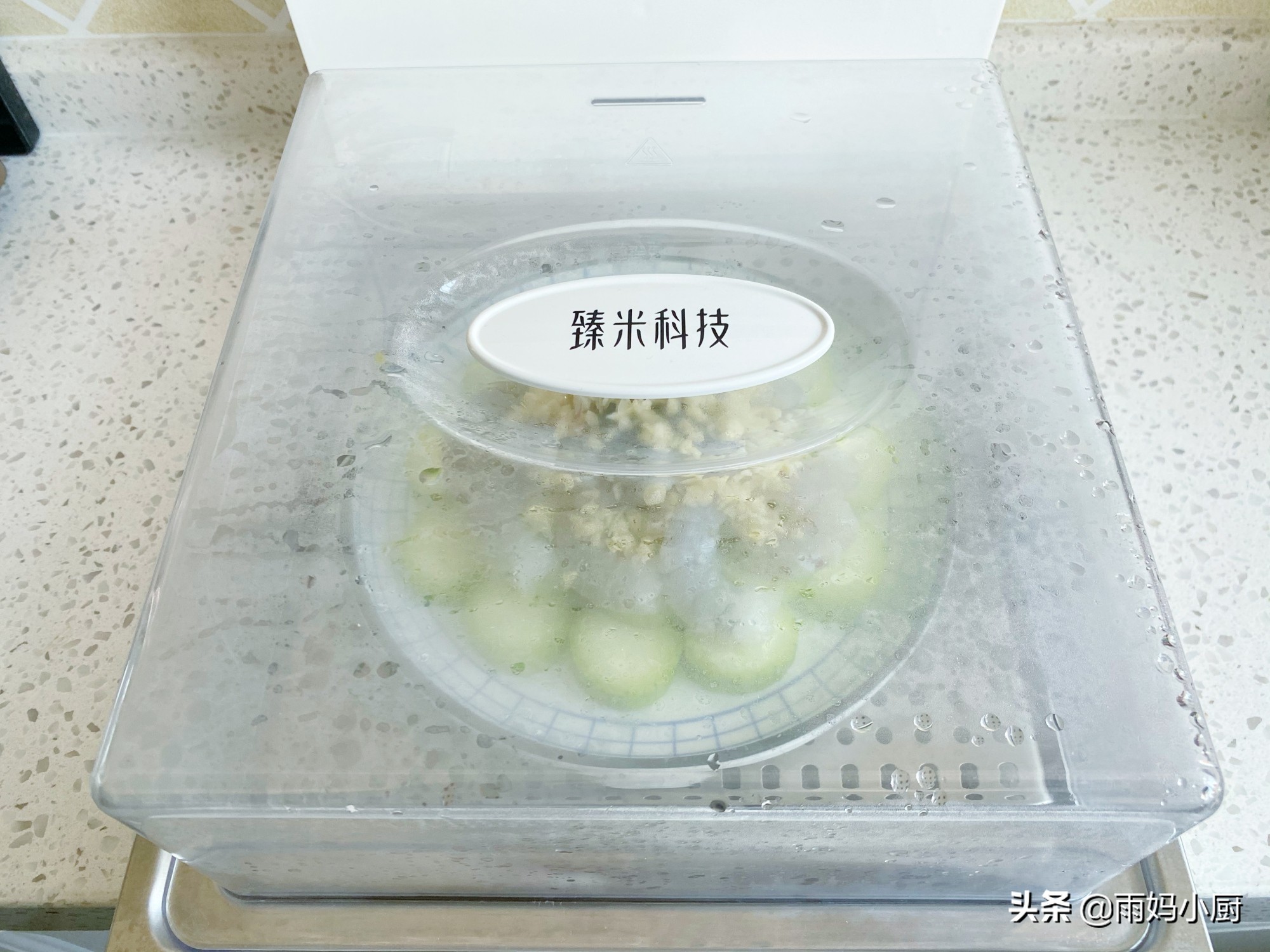 絲瓜和蝦仁一起蒸，味道鮮美又順滑，簡單易做上桌湯汁都不剩