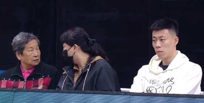 Not case Liaoning head beautiful, 16+2+2 of half of a game or contest! Zhang Zhenlin have holidays by turns, accompany mom to watch battle warmth