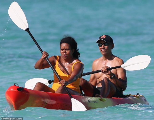 奥巴马夫妇夏威夷划皮艇，前总统光膀子秀肌肉，米歇尔罕见纯素颜