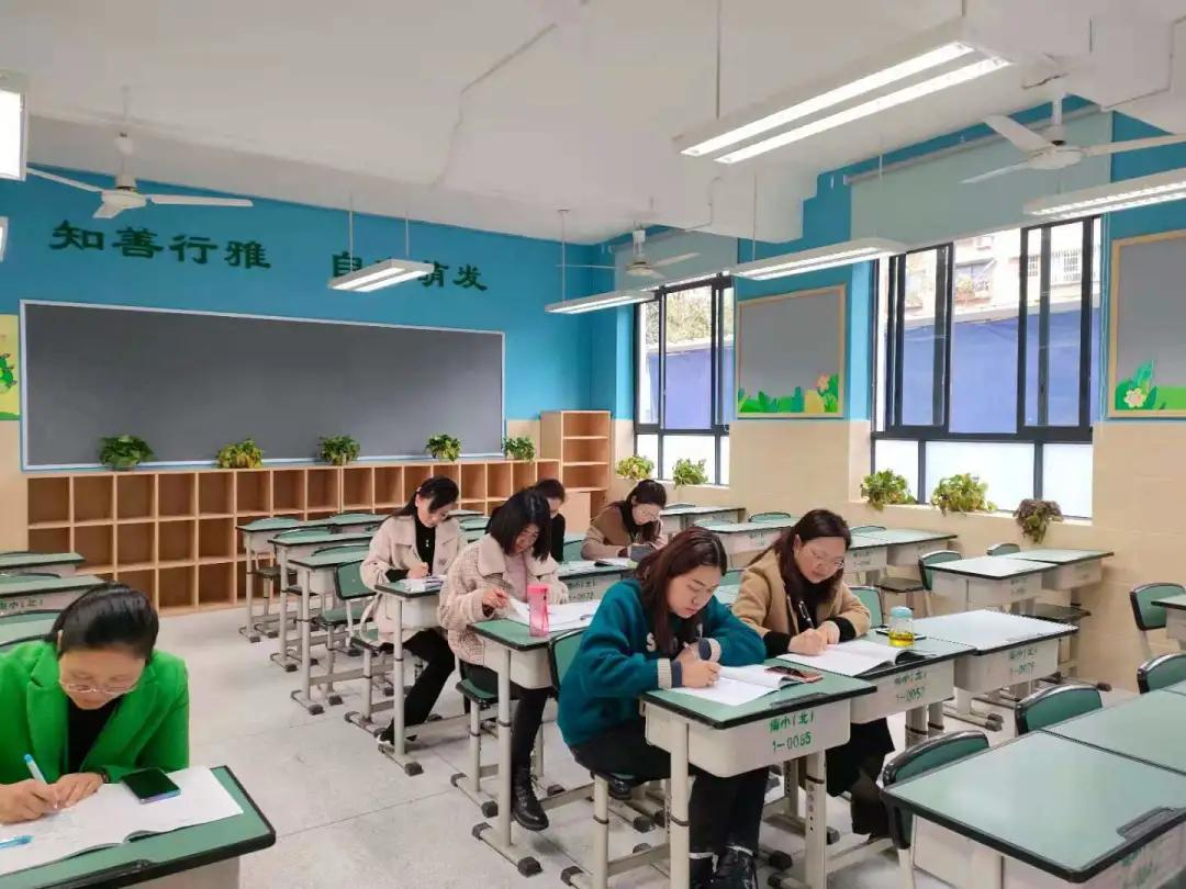 天府新区南湖小学开展语文统编教材解读培训活动