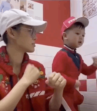 胡杏兒老公曬長子變魔術，奕霆戲精上身超愛演，大眼睛靈動顏值高