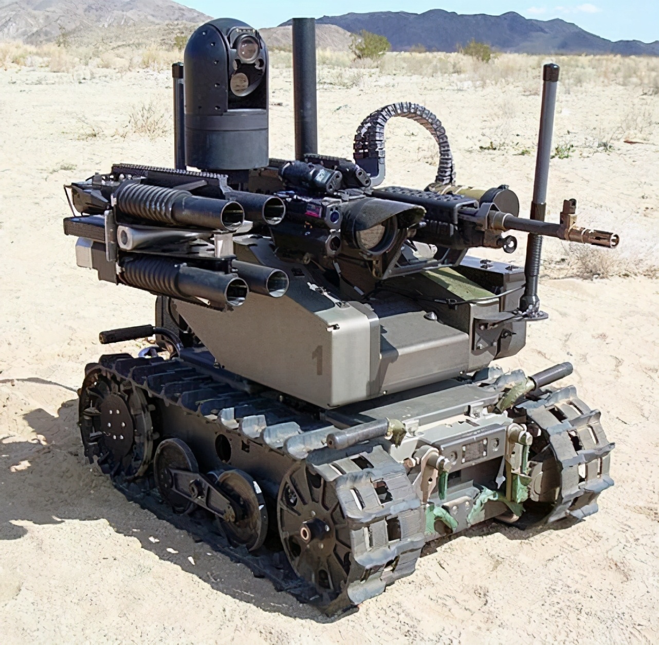 兩印造地面作戰機器人，有的像嬰兒車，有的直接用手扶拖拉機改裝