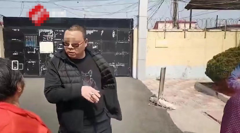 青岛一高校保安掌掴学生，戴墨镜夹香烟十分社会，学校：学生违反校规