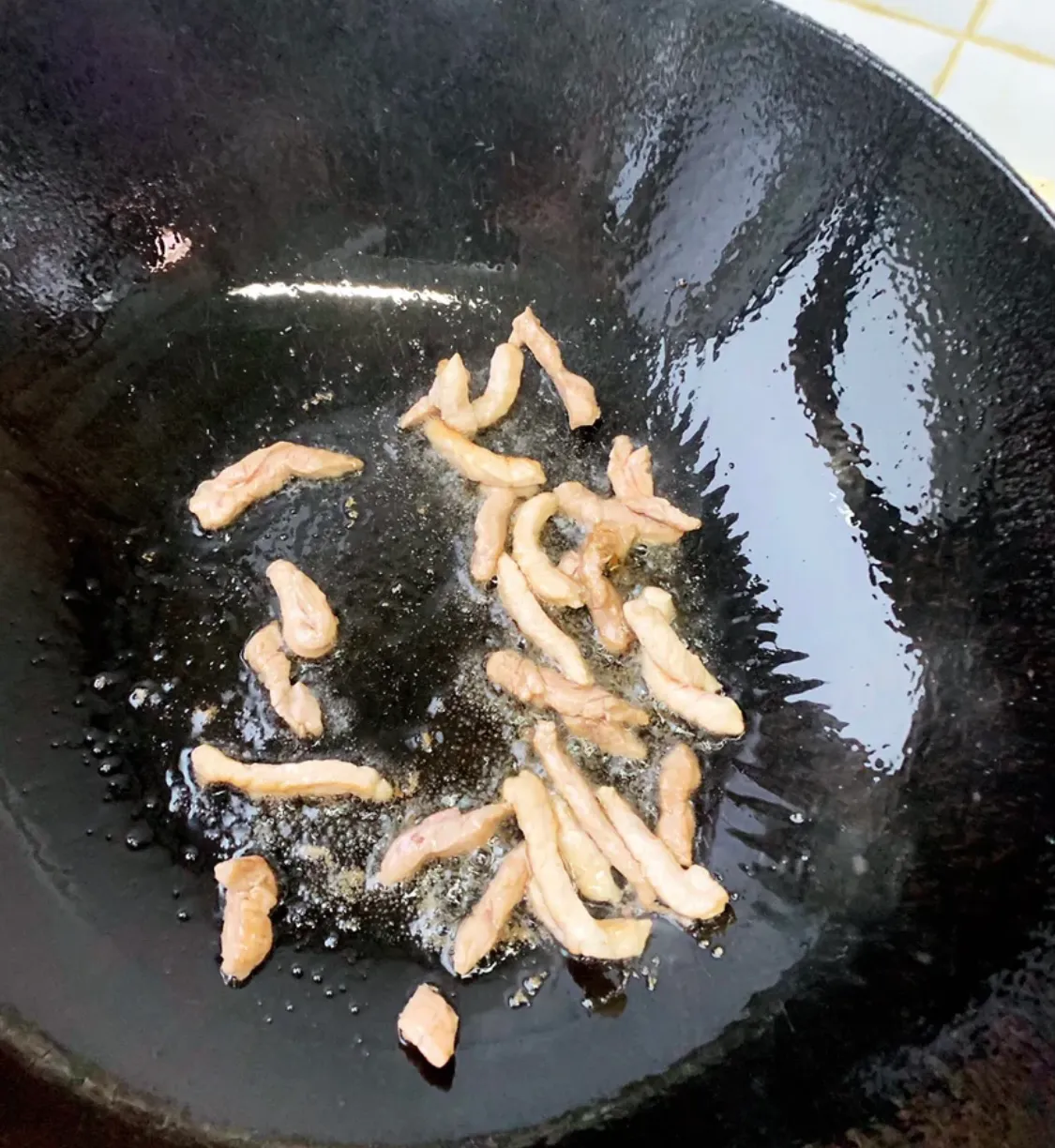 所有人都爱吃的家常菜:蒜苔炒肉 美食做法 第4张 所有人都爱吃的家常菜:蒜苔炒肉 美食做法 第4张