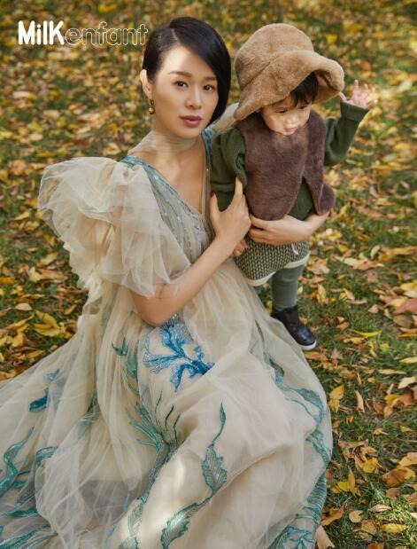 恭喜！胡杏儿手捧孕肚宣布怀上三胎，婚后四年抱三速度迅猛