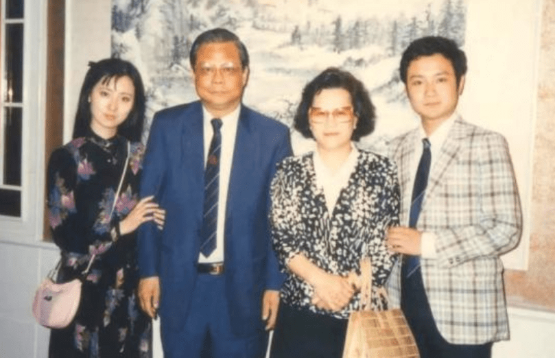 23岁爆红，娶18岁初恋，28岁儿子夭折，欧阳奋强如今怎样了？