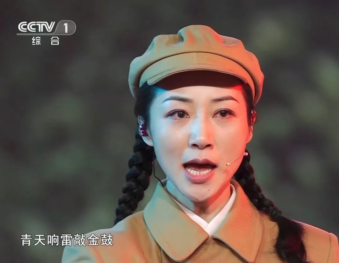 七一晚会女星:杨紫眼含热泪,高圆圆戴安全帽