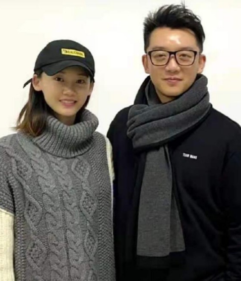 郑恺为女儿办百日宴，苗苗打扮得低调简朴，郑