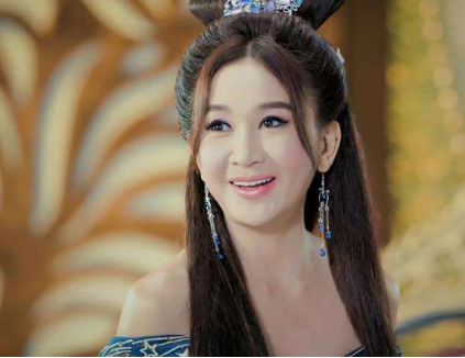 “不老女神”温碧霞新剧曝光，太妃一角引争议