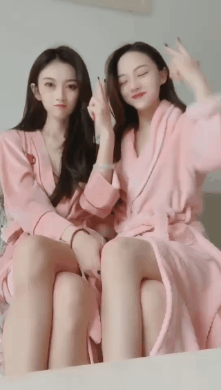 漂亮的美女GIF图片：玫瑰花，确实漂亮！