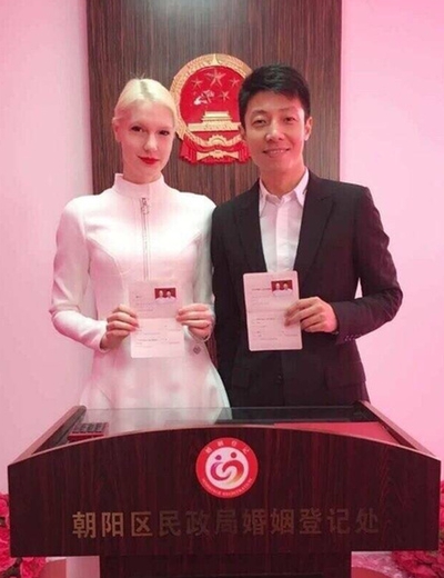 撒贝宁结婚3年，妻子身材大变，网友：洋媳妇“