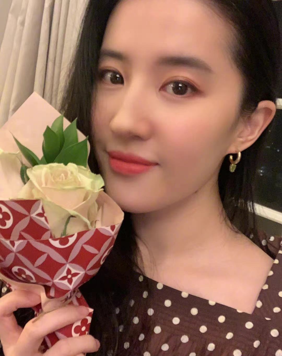 Liu Yifei debus carries a head on the back to become greatly sweet younger sister! The skirt that wear a flower wears pink to send temperament to change greatly, 