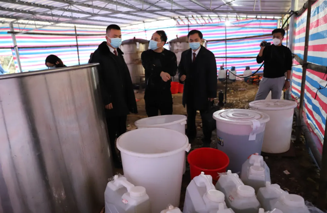 “养猪场”建在深山中？极力隐瞒身份的他原来罪行累累｜今晚九点半