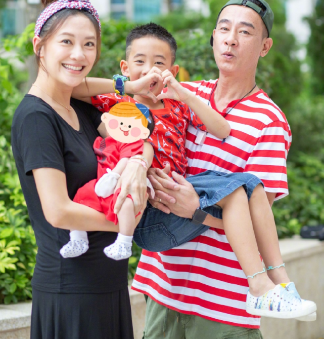 应采儿郑希怡逛街被偶遇，打扮少女豪购奢侈包包，热情与网友合影