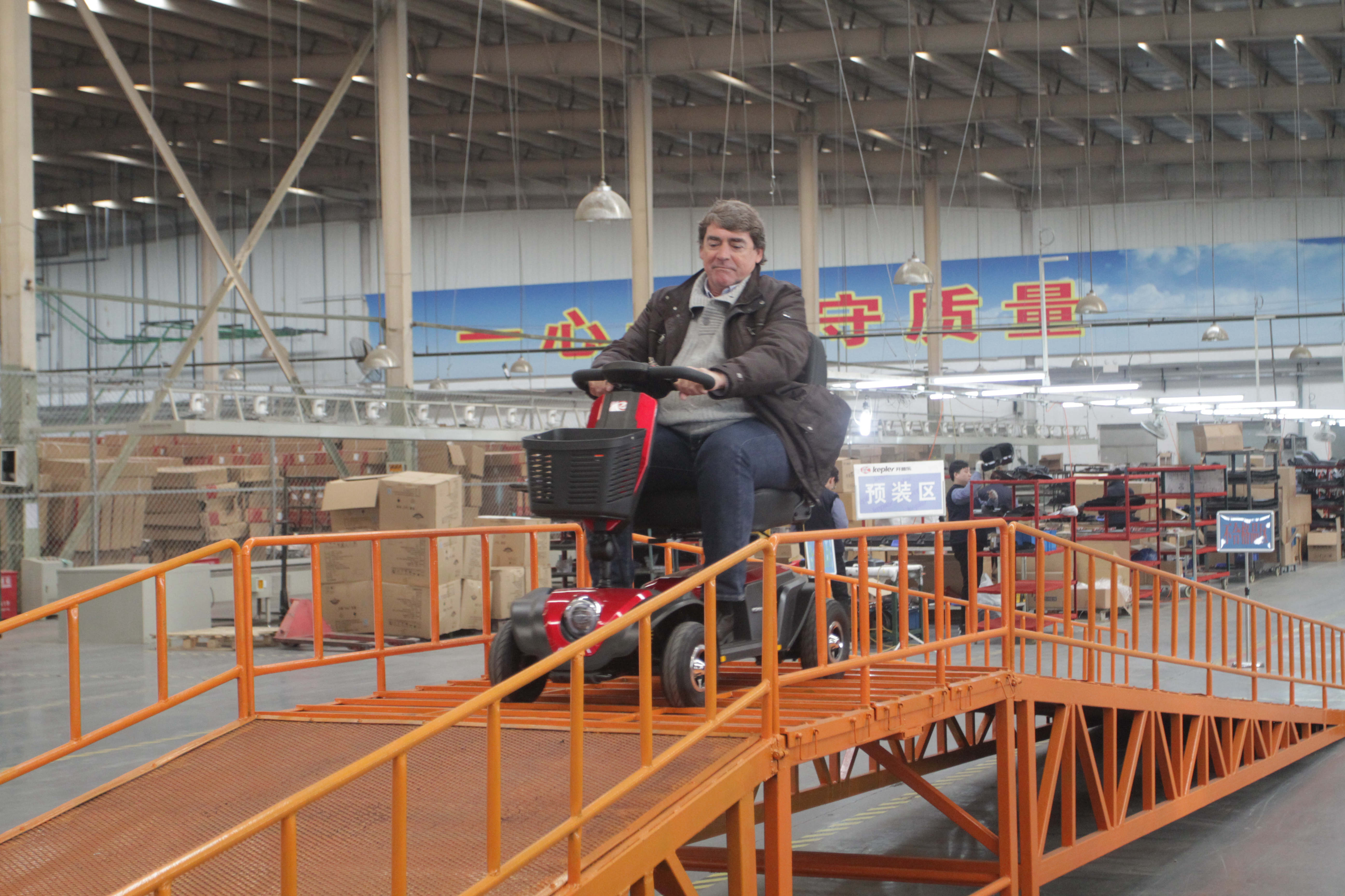 抢占欧洲市场，西班牙客户来公司洽谈老年代步车项目！开天乐电动