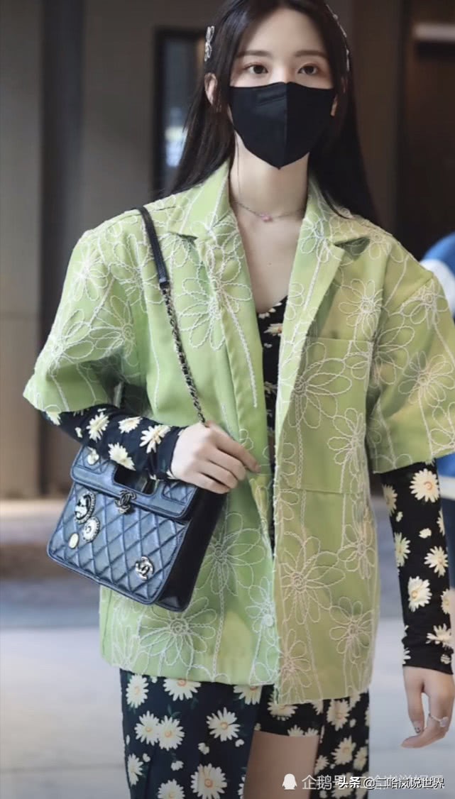 杨超越有多会穿？嫌天气热，故意把裤腿剪掉一