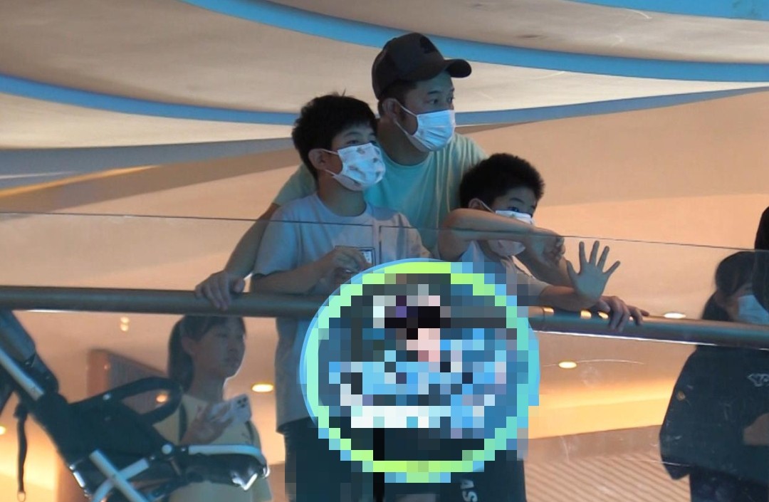 沙溢父子三人游海底世界，安吉身高已到父亲肩膀，享受父子独处