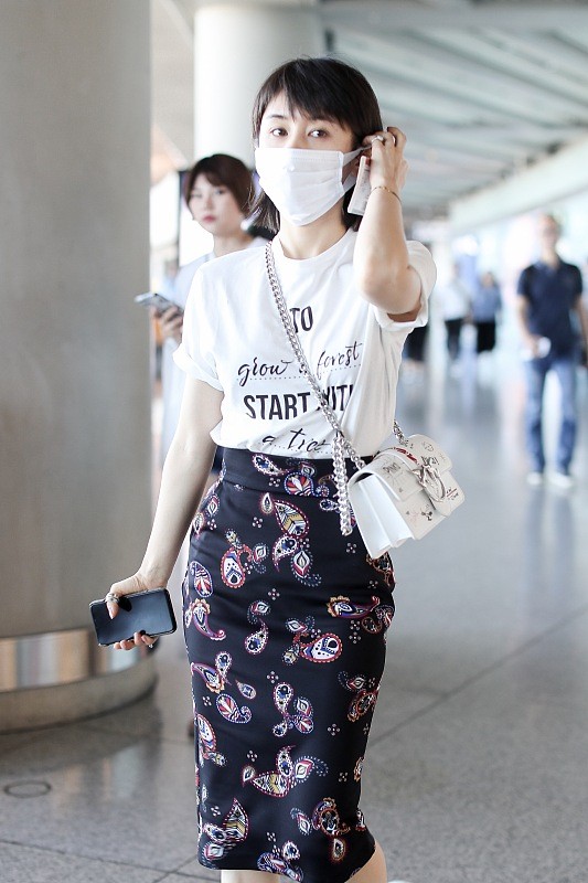 王子文穿着大胆，穿有些透的半身裙都能看见腿，时尚又可爱