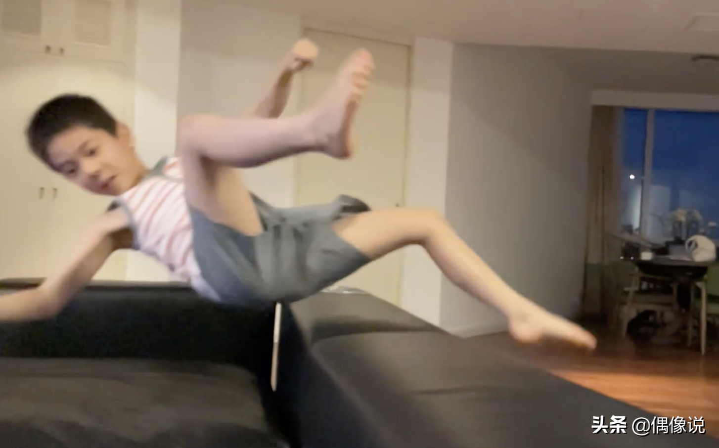杜江7岁儿子嗯哼看奥运会很激动，在家练习跳高，姿势标准有潜力