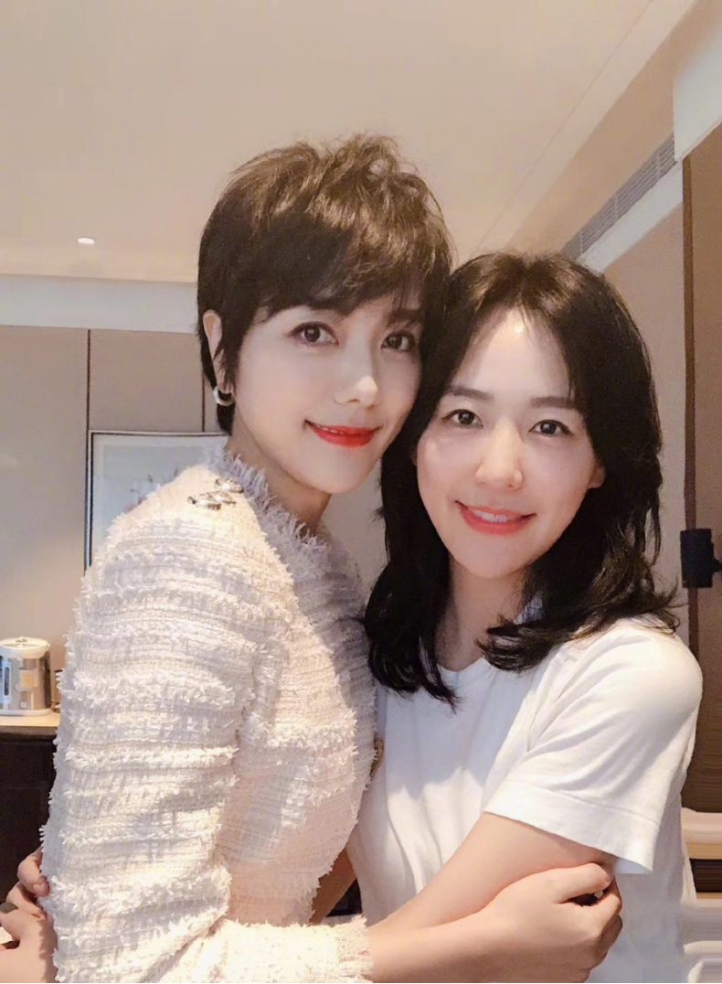 汪涵的妻子藏的真深，穿身“丝滑裙”真招摇，