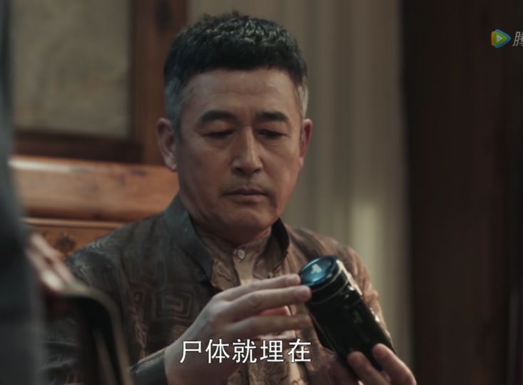 《扫黑风暴》爸被杀妈遭埋，她在仇人怀里撒娇