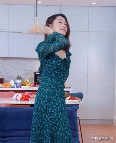 刘敏涛坐实姐圈一姐？分步骤解析女团舞台搞笑，刘涛秒变小迷妹