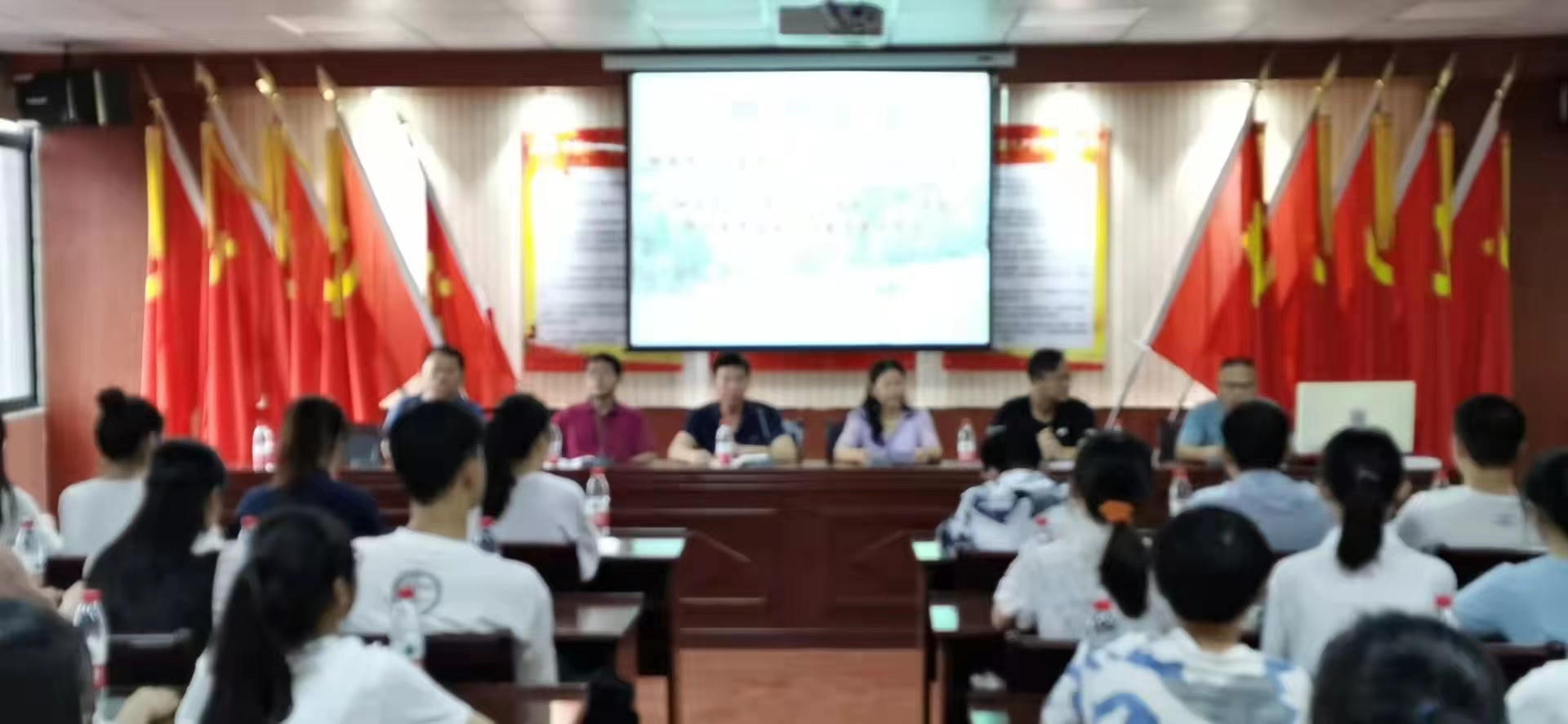 湖南理工学院实习队到岳阳市十三中实习