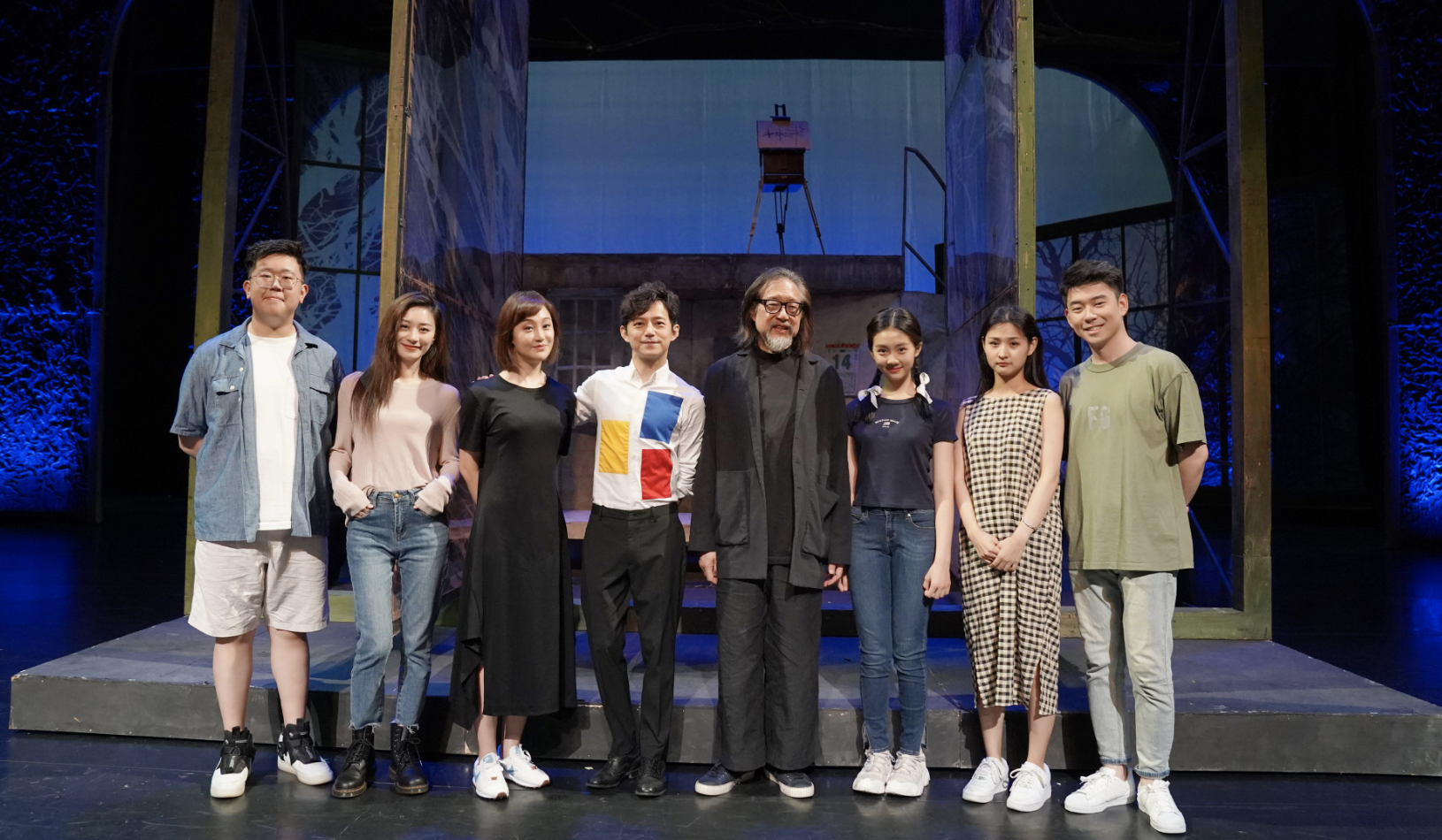 多多与话剧演员们合影，身高直逼何炅气质出众，高清舞台照再曝光