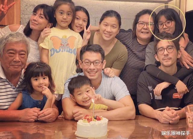 贾静雯的三个女儿，老大眼线上扬成熟不少，咘咘、波妞长大很多