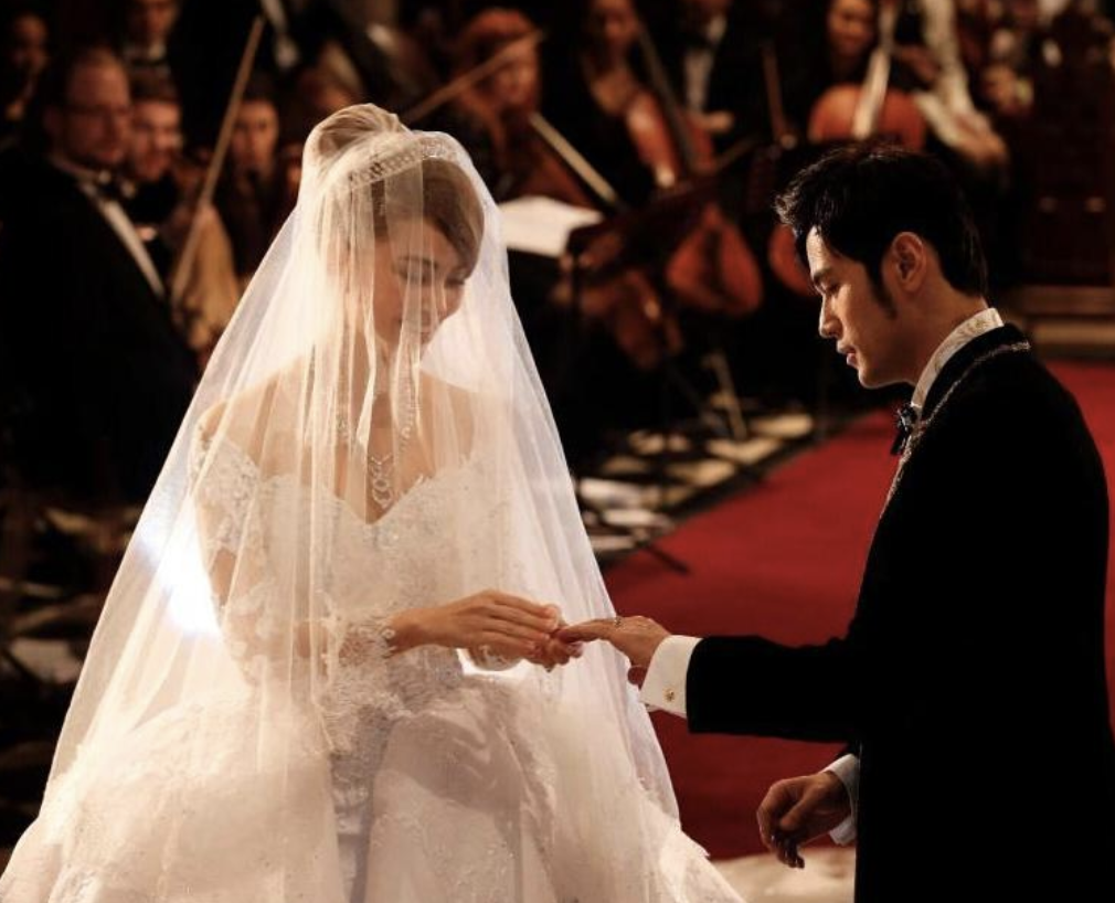 周杰倫曬妻兒牽手背影，被讚“吉祥三寶”，弟弟身高直逼姐姐