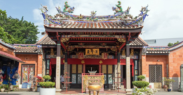 世界唯一的“蛇庙”，寺内四处是青蛇，游客：一点也不怕人
