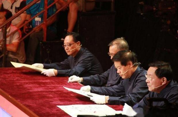 女子带齐白石画上鉴宝，专家称：假画，女怒斥