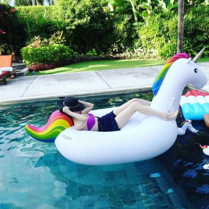 萧亚轩“度假”照片曝光，这身材不像40岁，网友