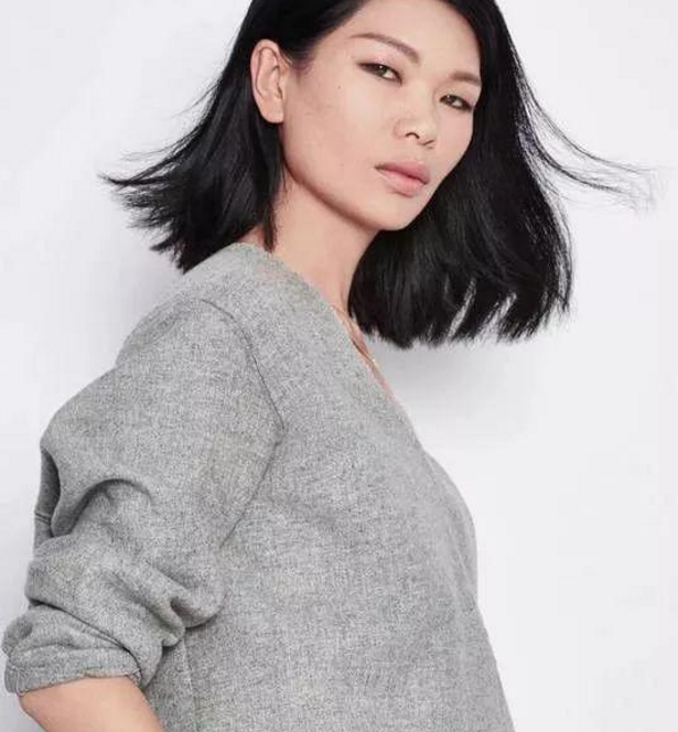 她是中国第一丑模，误打误撞嫁给法国富豪，8岁儿子酷似贵族王子