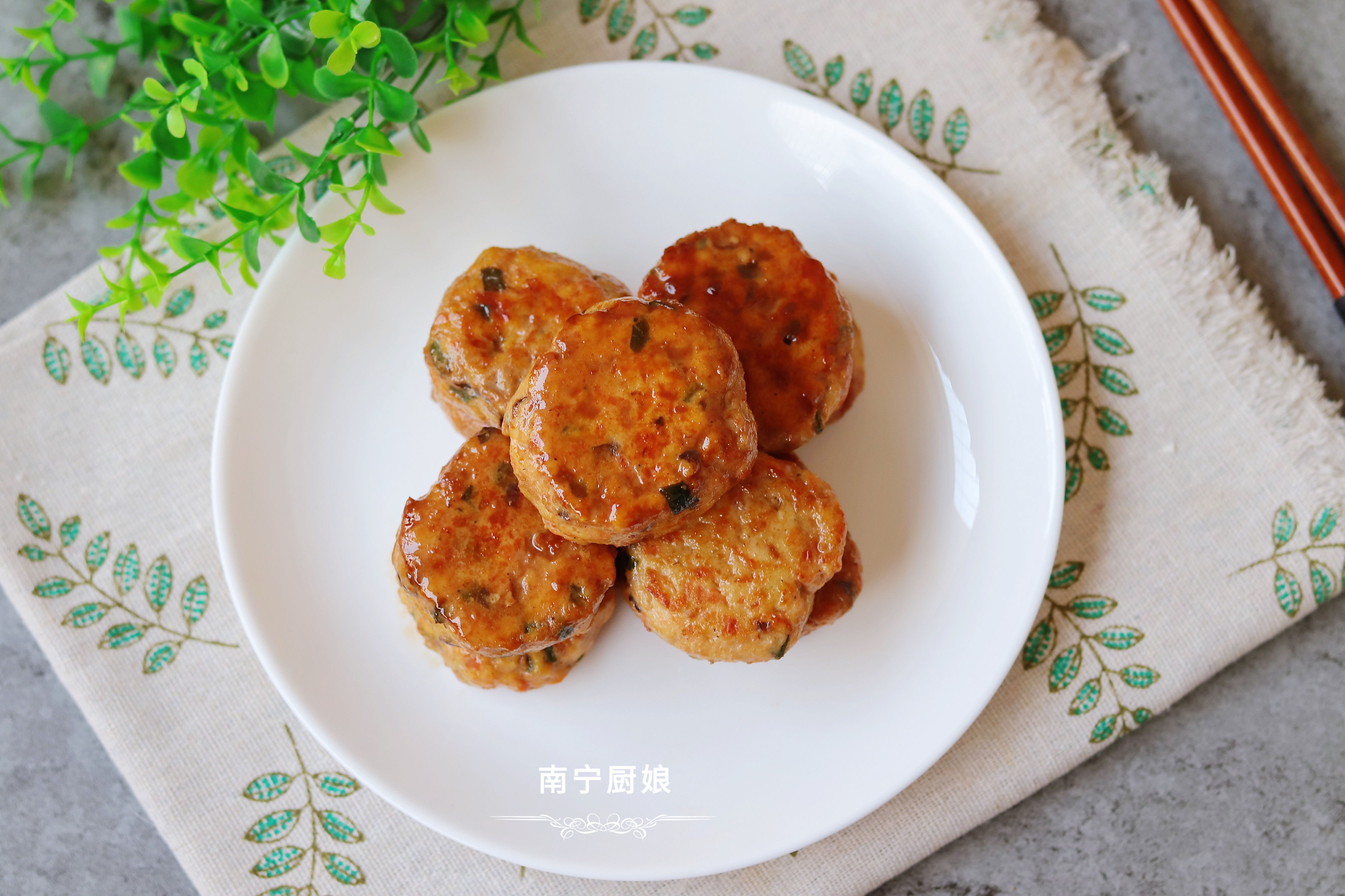 雞胸肉加入香菇雞蛋做成小餅，外酥里嫩，低脂營養，多吃也不怕胖