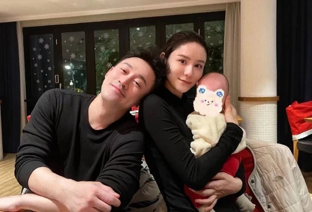 林峰老婆晒女儿萌照，10个月大“格格宝”自主干饭，模样超可爱