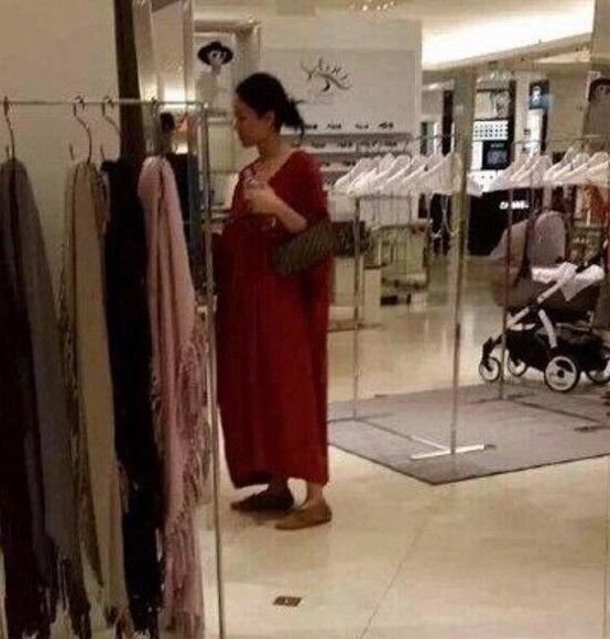 谢霆锋再当爹？王菲46岁挺大肚逛街显孕象，两人