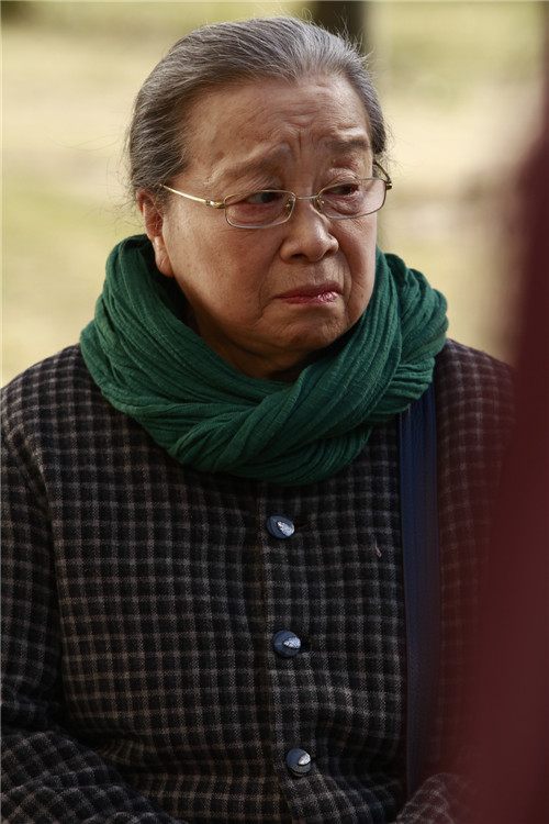 “容嬷嬷”自称年轻时很漂亮，看到照片后，网