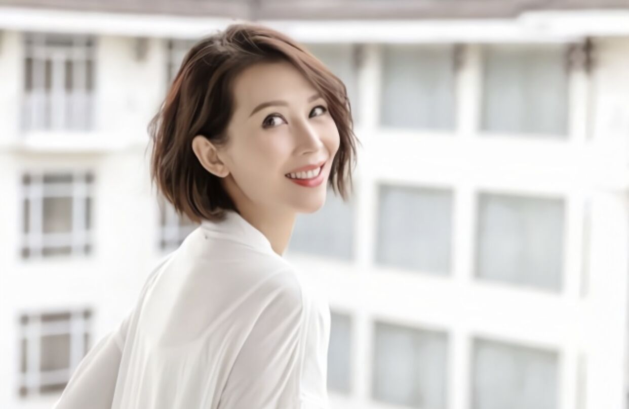 蔡少芬晒娃曝光家中内景，客厅狭小装修朴实，网传千万豪宅仅80平