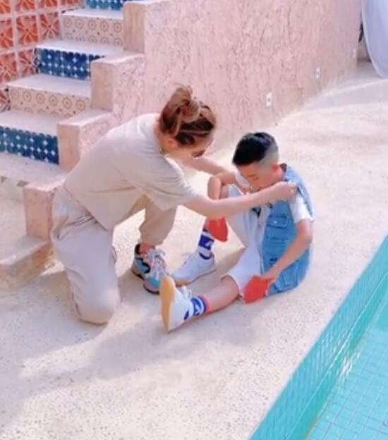 应采儿陪儿子拍大片，亲自指导还跪地帮整理衣服，Jasper乖巧配合