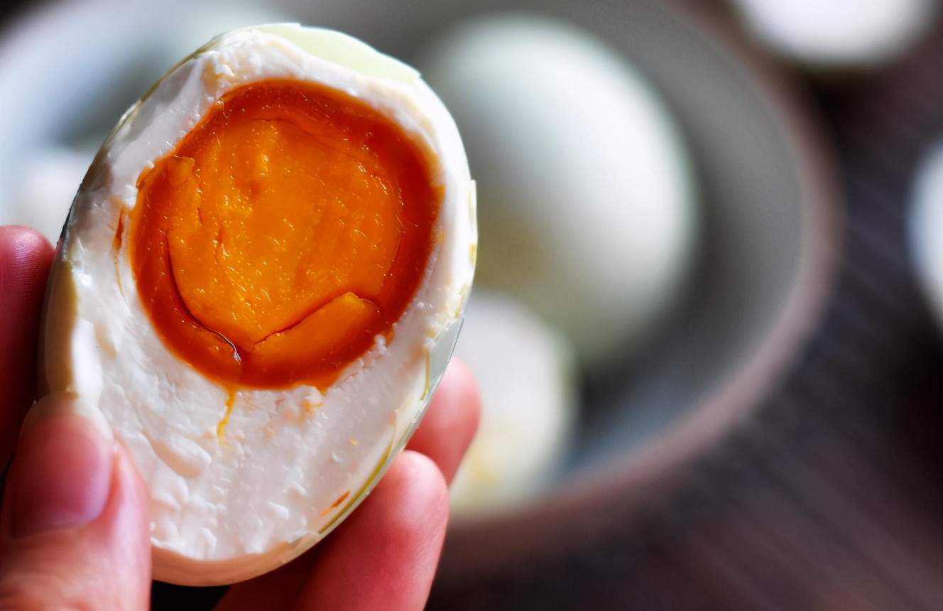咸鸭蛋换个做法，蛋黄起沙还流油，好吃！
